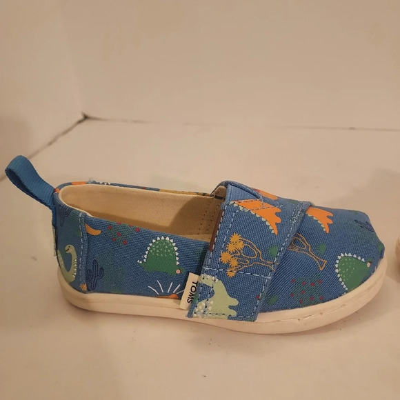 TOMS Dinoland Baby/Toddler Glow-In-The-Dark Alpargata Shoes in Size T6 Toddler - Picture 9 of 10